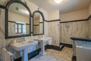 A bathroom at Convento La Perla