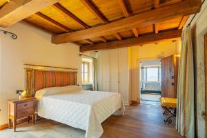 A bed or beds in a room at Convento La Perla