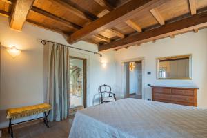 A bed or beds in a room at Convento La Perla