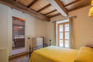 A bed or beds in a room at Convento La Perla Még 37 kép