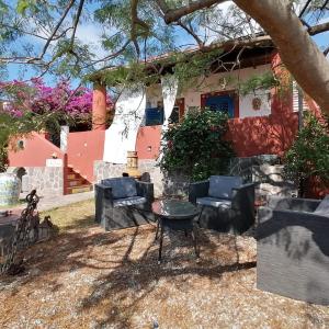 une table et des chaises devant une maison dans l'établissement Villino Miraglia, à Lingua