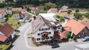 una vista aérea de una pequeña ciudad con casas en Landhotel Engel, en Limbach