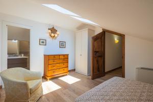A bed or beds in a room at Convento La Perla