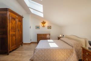A bed or beds in a room at Convento La Perla