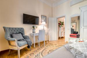 A television and/or entertainment centre at Luxury Stars In Rome - Andromeda apartment in Colosseum