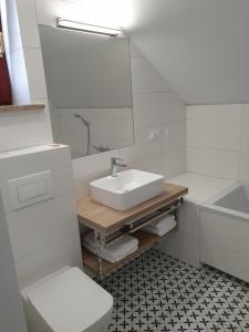 Bilik mandi di Messina Apartamenty Wyspa Sobieszewska +30 gambar