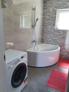 Et badeværelse på Apartment CReO Loborika