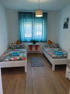 En eller flere senge i et værelse på Apartment CReO Loborika