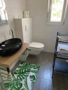 un baño con lavabo e inodoro en Casa Fumica Studio, en Kampor