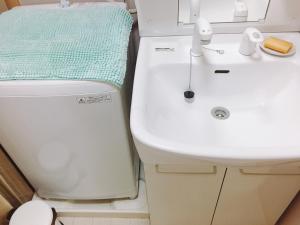 een badkamer met een witte wastafel en een toilet bij Mori de house in Kobe 201 in Kobe +14 foto's