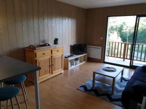sala de estar con sofá y mesa en Studio refait à neuf en Saint-Jean-Saint-Nicolas