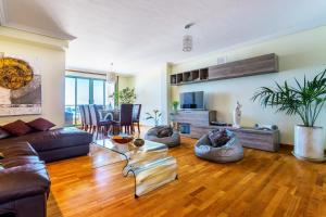 Posezení v ubytování Arrecife Sands- Seafront Apartment - Sea Views - Private Underground Parking