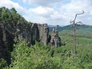 una formazione rocciosa nel mezzo di una foresta di 4-Bettzimmer Sächsische Schweiz a Mittelndorf