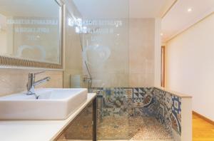 Koupelna v ubytování Arrecife Sands- Seafront Apartment - Sea Views - Private Underground Parking