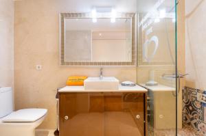 Koupelna v ubytování Arrecife Sands- Seafront Apartment - Sea Views - Private Underground Parking