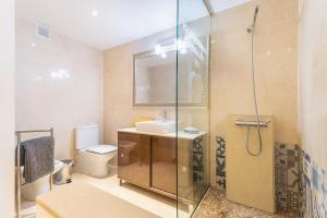 Koupelna v ubytování Arrecife Sands- Seafront Apartment - Sea Views - Private Underground Parking + 33 fotografií