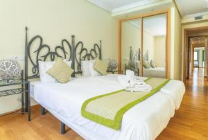 Postel nebo postele na pokoji v ubytování Arrecife Sands- Seafront Apartment - Sea Views - Private Underground Parking