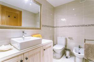 Koupelna v ubytování Arrecife Sands- Seafront Apartment - Sea Views - Private Underground Parking