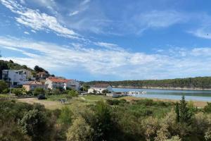 Peisaj natural din apropierea acestui apartament +14 fotografii