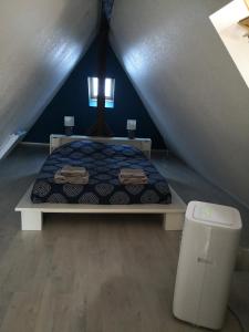コルマールにある"appartement au centre & parking" Logement Petite Veniseのベッドルーム(ベッド付)1室(屋根裏部屋)