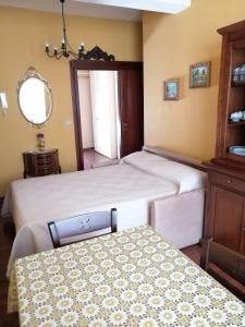 パレルモにあるOreto Bridgeのベッドルーム1室(ベッド2台、テーブル、鏡付)