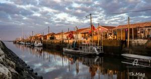 um grupo de barcos está ancorado num porto em CB HOME em Audenge