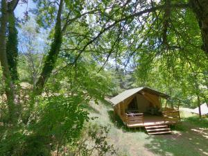 una tenda in mezzo a una foresta di Domaine de Clarat a Lafarre Par Lalouvesc