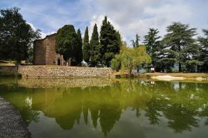 a reflection of a building in a pond of water at La Paloma casa vacanze in Lucinasco