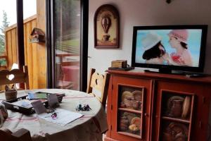 TV a/nebo společenská místnost v ubytování Appartement T3 Cosy St Gervais les Bains -Grattague