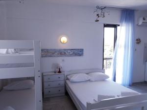 尼歐波洛伊的住宿－Brunis Apartments，一间卧室设有两张双层床和一扇窗户。