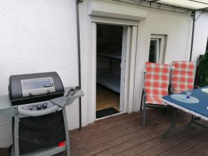 einen Grill und einen Grill auf einer Terrasse in der Unterkunft Haus Hölderlin in Wilhelmshaven