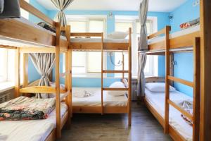 Двухъярусная кровать или двухъярусные кровати в номере Light Life Hostel