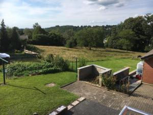 einen Garten mit Blick auf ein Feld in der Unterkunft Chalet M in Eupen