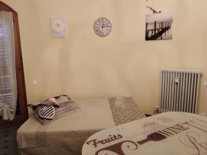 um quarto com uma cama e um relógio na parede em Venere em Peschiera del Garda
