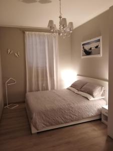 um quarto com uma cama e uma janela em Venere em Peschiera del Garda