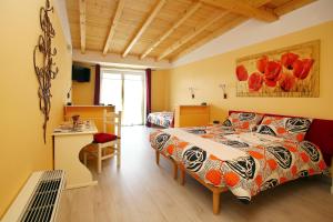 1 dormitorio con 2 camas y escritorio. en B&B La Vecchia Tipografia - Lago D'Idro en Ponte Caffaro