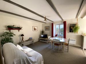 ein Wohnzimmer mit einem Tisch und einem Sofa in der Unterkunft Chez Yann et Valérie in Pont-Aven