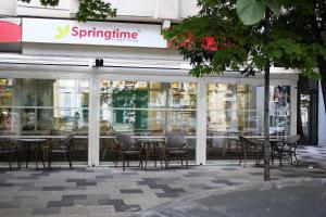 un restaurante con mesas y sillas frente a una tienda en Alba Iulia square Premium Studio 1, en Bucarest 13 fotos más