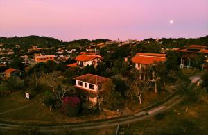 een luchtzicht op een kleine stad met huizen bij Pousada Sunset in Praia do Rosa