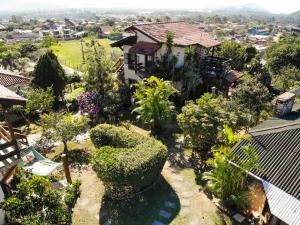 uma vista aérea de uma casa com árvores e arbustos em Pousada Sunset em Praia do Rosa