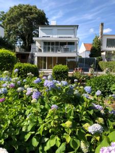 a garden of flowers in front of a house at B&B Rosé in Valkenburg