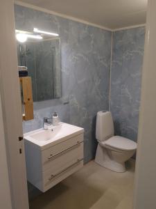 a bathroom with a sink and a toilet at Kvamsdal Pensjonat 4 in Eidfjord