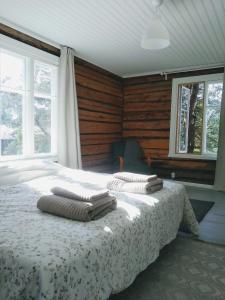 una camera da letto con un letto con cuscini sopra di Hannaksen tila a Korpo