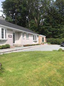 a house with a driveway in front of a yard at Medina in Portree