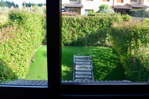 Vonkajšia záhrada v ubytovaní Precioso adosado en Urbanización con campo de golf