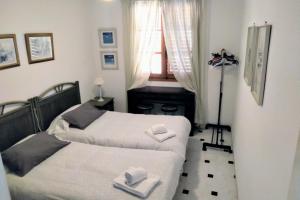 プレヤス・デ・オリフエラにあるShoal Apartamentosのベッドルーム1室(ベッド2台、窓付)