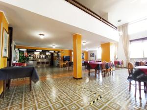 a restaurant with tables and chairs in a room at Hotel Santa Maria Del Bagno in Pesche
