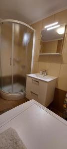 Apartment Ivana with a nice see view في كافتات: حمام مع دش ومغسلة