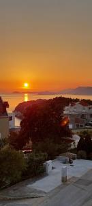 Apartment Ivana with a nice see view في كافتات: غروب الشمس على المحيط