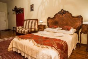 ein Schlafzimmer mit einem großen Bett und einem Stuhl in der Unterkunft Hotel Napoleon in Wróblew